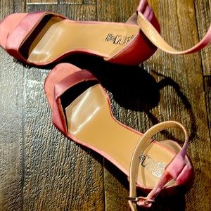 Beautiful sexy heels in a soft pink color!